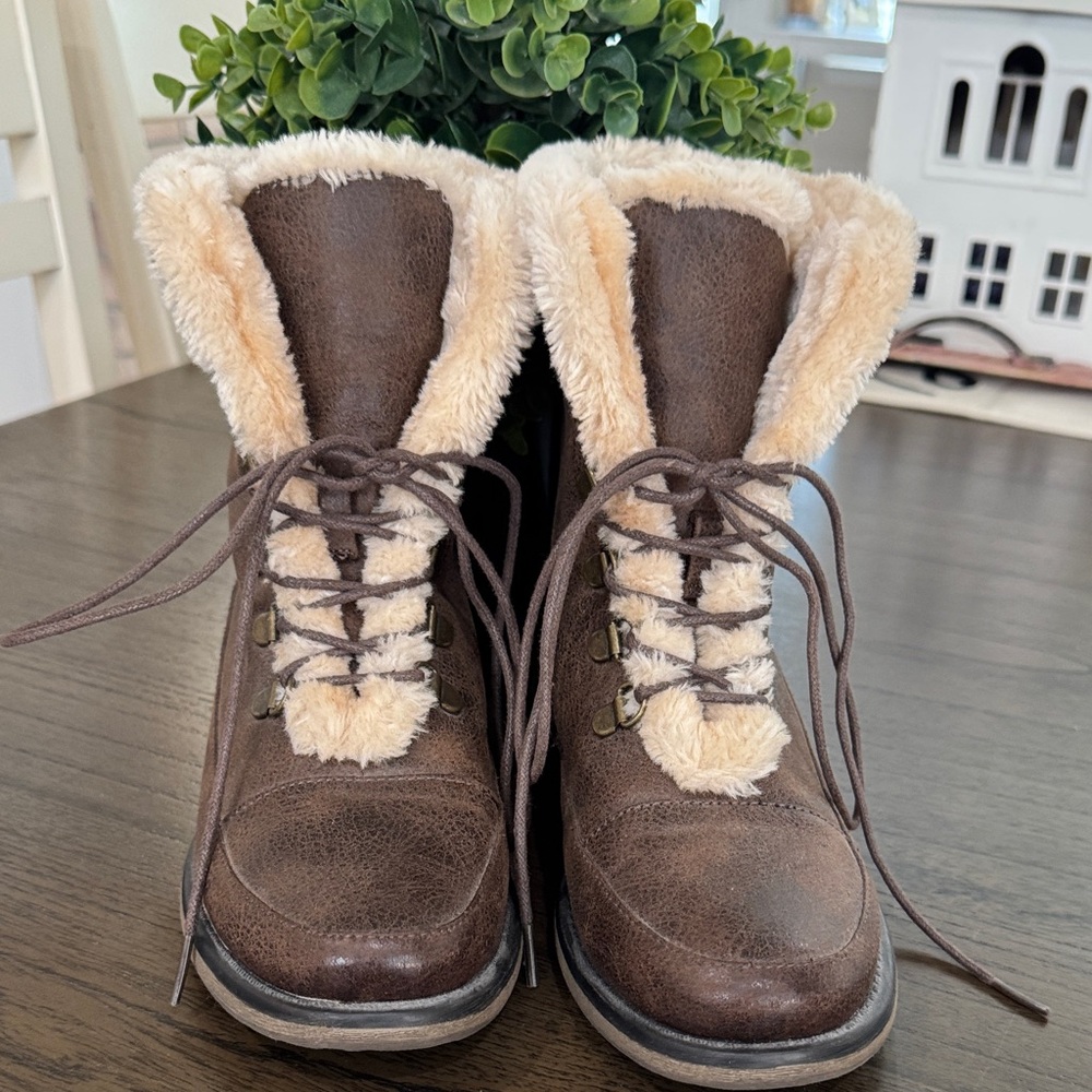 BareTraps Cream Fur-Lined Footwear